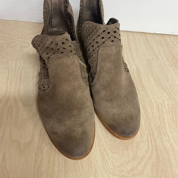 Vince Camuto Boots Womens 7 M Prasata Cutout Ankle Booties Beige Suede Pull On - Picture 3 of 7